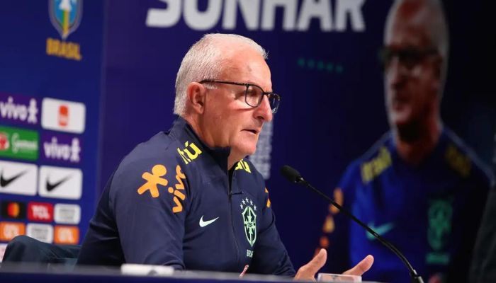 O técnico da seleção masculina de futebol, Dorival Júnior, anunciou nesta segunda-feira (11) a convocação de três jogadores para os amistosos contra a Inglaterra e a Espanha: o goleiro Léo Jardim, do Vasco, o zagueiro Fabrício Bruno, do Flamengo, e o atacante Galeno, do Porto (Portugal).